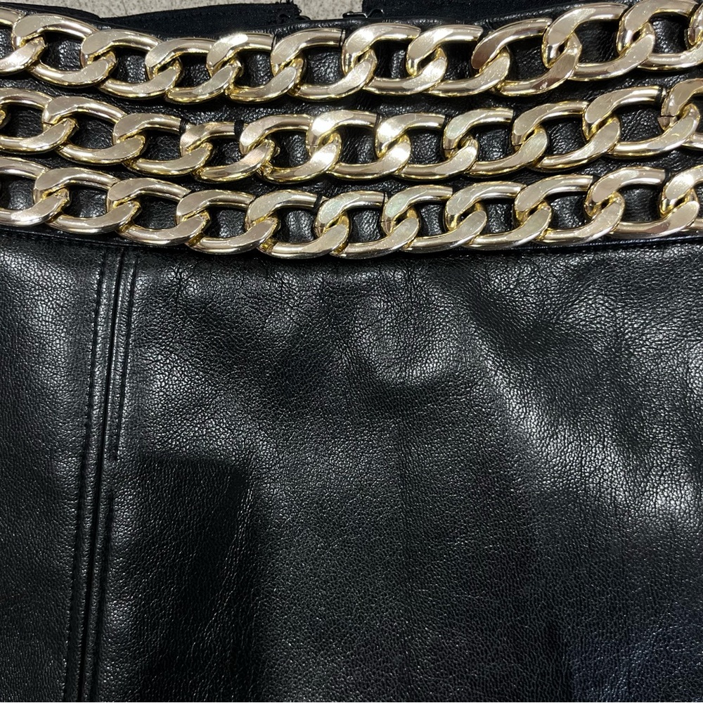 Alice + Olivia Rizo Black Vegan Leather Gold Chain Mini Skirt Size 6 - Picture 2 of 6